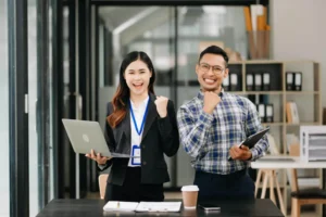 Due diligence adalah prosedur komprehensif yang dilakukan secara proaktif untuk membantu perusahaan mengidentifikasi dan memahami potensi risiko yang berkaitan dengan bisnisnya. Proses ini biasanya dilakukan oleh konsultan yang memiliki sertifikasi khusus untuk memeriksa kondisi perusahaan secara menyeluruh.