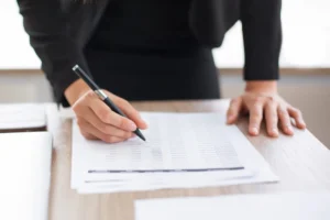 Dalam ranah bisnis, dokumen term sheet memiliki peran krusial sebagai landasan perjanjian investasi antara perusahaan dan investor. Namun, pemahaman akan istilah-istilah yang digunakan dalam term sheet seringkali menjadi sebuah tantangan tersendiri.