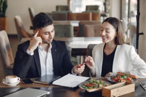Trade secrets play a crucial role for restaurants and other food and beverage companies to profit from the menu creations they offer. According to Law No. 30 of 2000 concerning Trade Secrets, trade secrets refer to valuable information such as recipes that are not known to the public and are kept confidential by their owners. This article discusses how confidentiality agreements can protect restaurant recipes and food and beverage businesses.