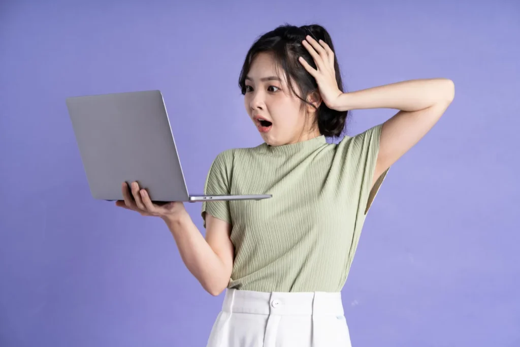 PSE (Penyelenggara Sistem Elektronik) yang berarti orang, penyelenggara, badan usaha, dan masyarakat yang menyediakan, mengelola, hingga mengoperasikan sistem elektronik kepada pengguna.