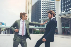 Pecah kongsi dalam bisnis adalah situasi di mana para pendiri atau pemilik bisnis memutuskan untuk berpisah dan mengelola bagian usaha mereka masing-masing secara terpisah. Meskipun sering kali disebabkan oleh perbedaan visi, strategi, atau masalah personal, pecah kongsi dapat membawa dampak signifikan pada operasional dan keberlangsungan bisnis. Untuk menghadapi situasi ini dengan baik, persiapan legalitas yang matang sangatlah penting.
