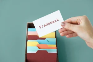 Pendaftaran merek adalah langkah penting bagi siapa pun yang ingin melindungi identitas merek mereka dari penggunaan yang tidak sah oleh pihak lain. Merek dagang dapat berupa logo, nama, simbol, atau kombinasi dari elemen-elemen tersebut yang digunakan untuk mengidentifikasi dan membedakan produk atau layanan dari satu entitas dengan yang lain. Di Indonesia, pendaftaran merek dapat dilakukan oleh perorangan, bersama-sama, atau oleh lembaga. Berikut adalah penjelasan mengenai masing-masing opsi tersebut.